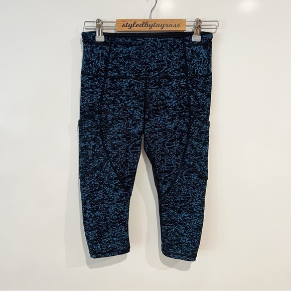 Lululemon Outrun 17" Crop Legging Tight
Iced Wave Capri Black / Black - Picture 4 of 9